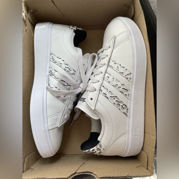 ‼️SOLD‼️ NIB Women Adidas Metallic Animal Print Tennis Sneakers Size 6 - Picture 2 of 9